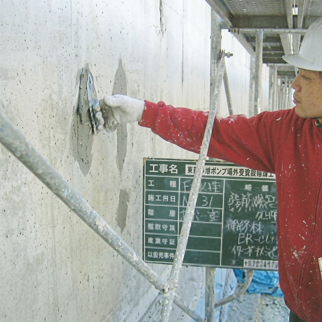 外壁補修作業の様子