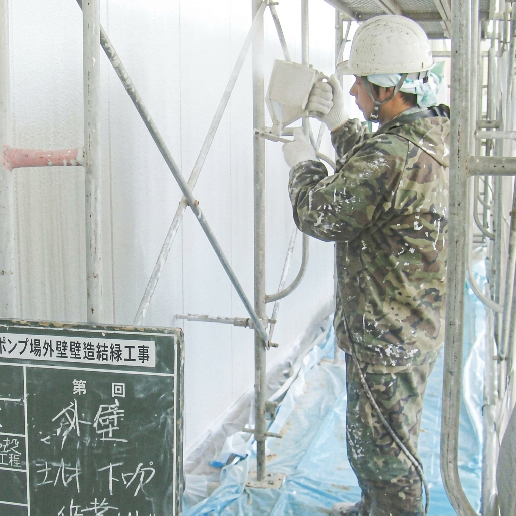 住宅の塗装作業の様子
